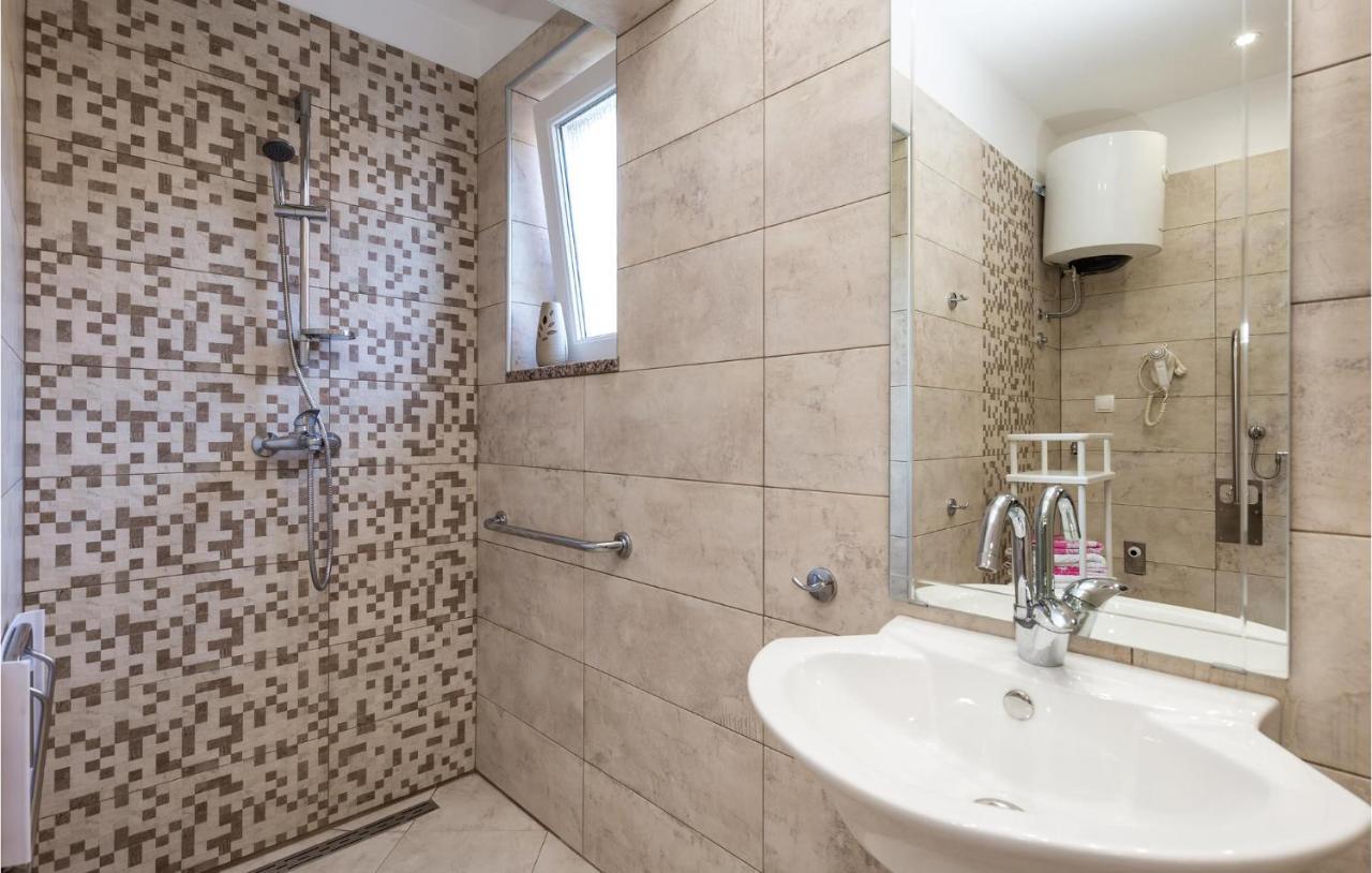 Nice Apartment In Rukavac With Kitchen エクステリア 写真