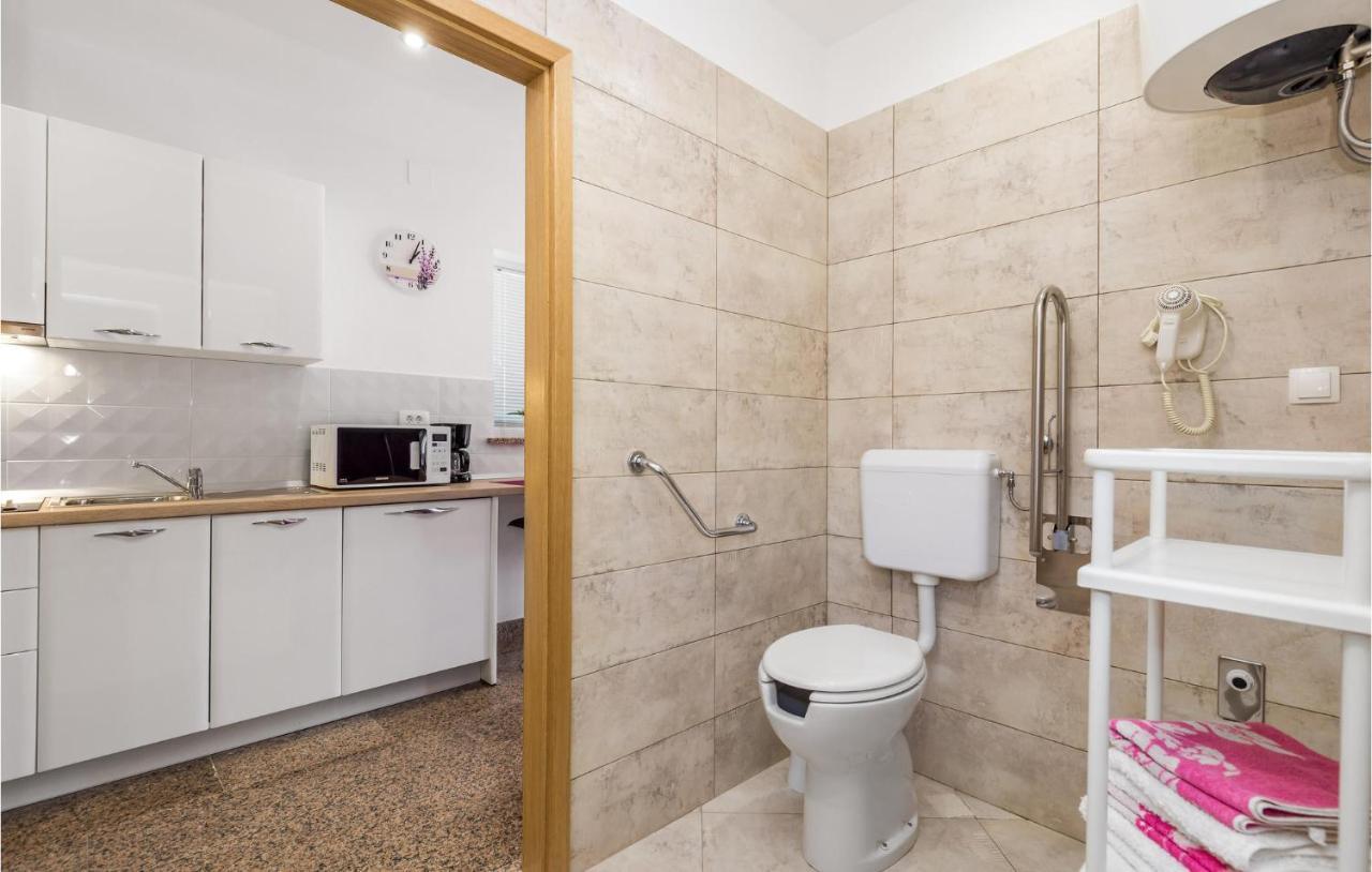 Nice Apartment In Rukavac With Kitchen エクステリア 写真